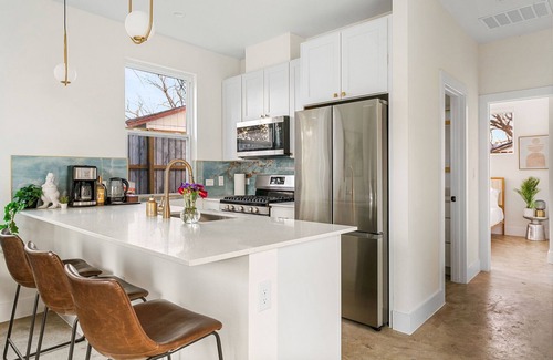 Govalle House | Luxe Modern Retreat in East Austin