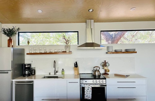 Dripping Springs Cabin | Luxe Modern Treehouse w Heated Pool & Firepit