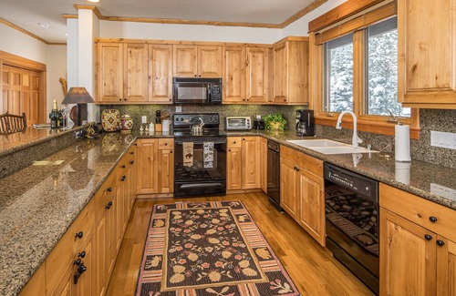 Big Sky Condo | Luxe Mountain Condo! Private Deck with Grill and Stunning Views!