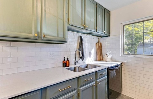 Foot Hills House | Luxe Mountainview Haven | Backyard | Massage*