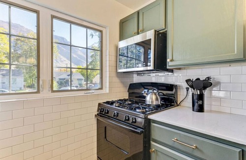 Foot Hills House | Luxe Mountainview Haven | Backyard | Massage*