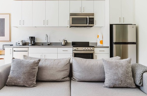 Cathedral Hill Apartment | Luxe Nob Hill 1BR w/Pet Area & Rooftop, nr Hospital, by Blueground