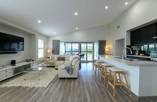 Dubbo House | Luxe on Lincoln - Close to Zoo, Rejuvenating Pool