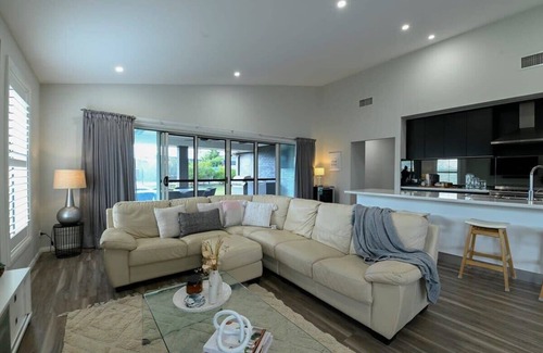 Dubbo House | Luxe on Lincoln - Close to Zoo, Rejuvenating Pool