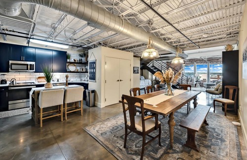 Brazos Condo | Luxe Penthouse: Downtown Magnolia/Baylor/McLane/Foster Pavilion