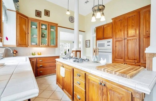 Hemphill House | Luxe Private Room in Historic Home Near Lake!