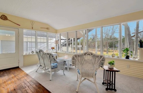 Hemphill House | Luxe Private Room in Historic Home Near Lake!
