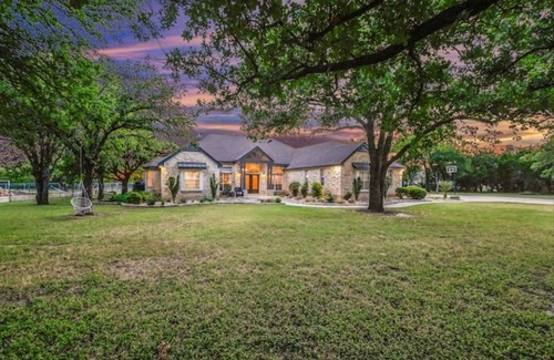 Cedar Park House | Luxe Ranch-Vibe Retreat - Heated 2-Level Pool+ Spa -20 minutes to Austin & Lakes