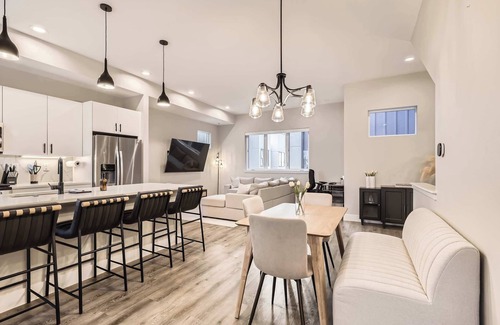 Highland House | Luxe Rooftop Escape | Firepit | City & Mtn Views
