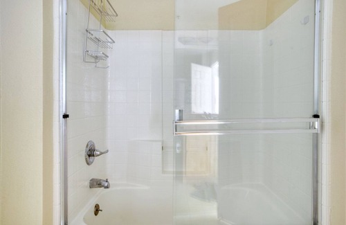 San Bruno Apartment | Luxe San Bruno 3BR w/ Pool, W/D & Gym, easy highway access, by Blueground