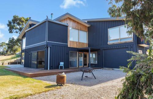 Clarendon Apartment | Luxe Scandinavian 2BR Retreat Near McLaren Vale