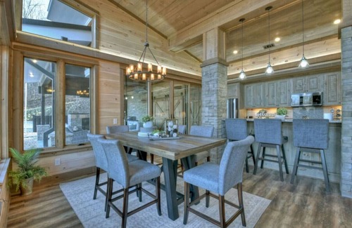 Mineral Bluff Cabin | Luxe & Scenic Escape: Hot Tub ~ Breathtaking Views