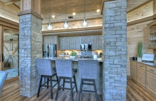 Mineral Bluff Cabin | Luxe & Scenic Escape: Hot Tub ~ Breathtaking Views