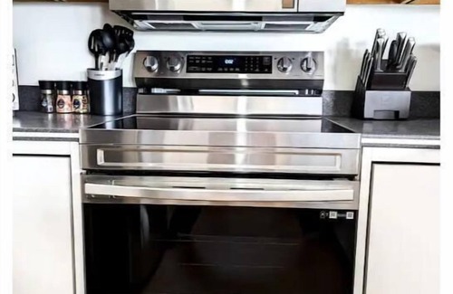 Jackson House | Luxe Ski In & Out at Black Mountain: Hiking, Hot tub, Sauna, AC, leaf peeping