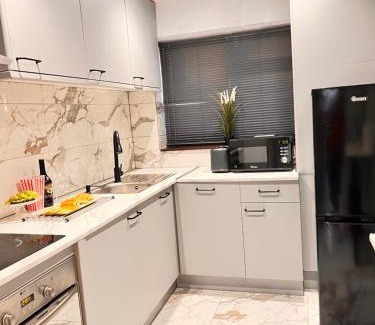 Basildon House | Luxe Smart Home - Basildon Serviced Accommodation - 7 Mins Walk To Basildon Town Centre, Hospital & Train Station