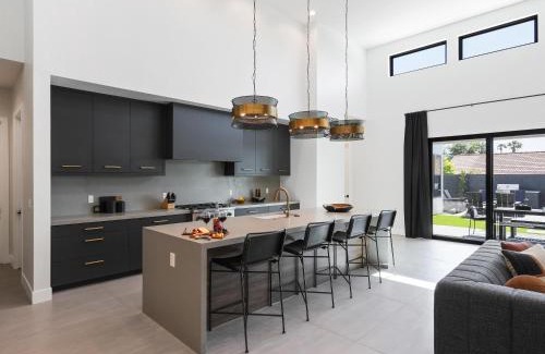 North Scottsdale House | Luxe - Solstice Retreat - Heated Pools - 2 Homes