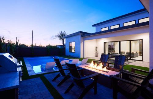 North Scottsdale House | Luxe - Solstice Retreat - Heated Pools - 2 Homes