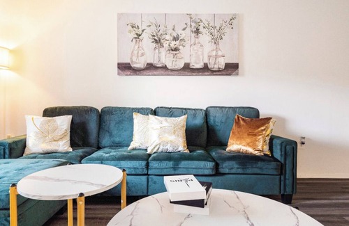 Rossville Apartment | Luxe Spacious Apartment