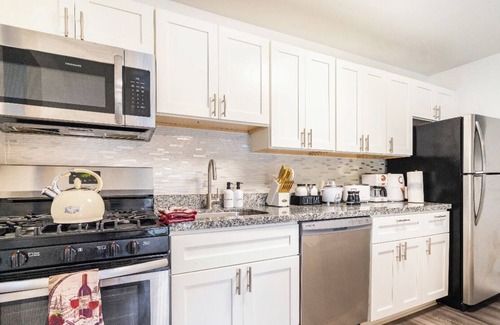 Rossville Apartment | Luxe Spacious Apartment
