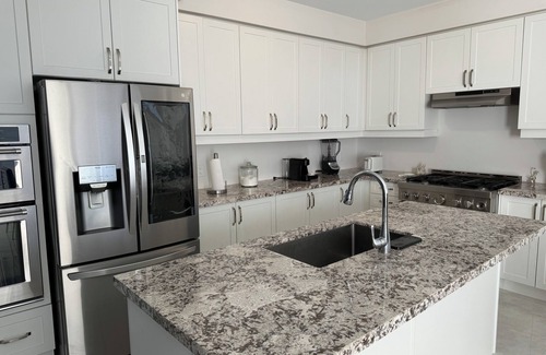 Bowmanville House | Luxe Stays New Stunning Luxury Modern Retreat - Dedicated Workspace