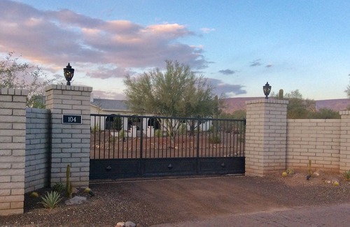 Sabrosa House | Luxe Suite - Hot Tub - Views - Goats