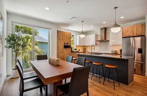 Bayshore Gardens House | Luxe Tampa Townhome: Walkable to Hyde Park ◾ Bayshore Blvd ◾ SoHo ◾ Downtown
