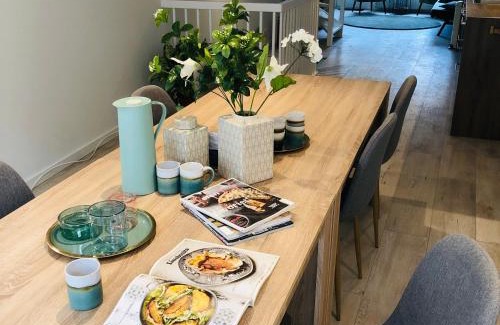 Dordrecht Apartment | LUXE TOPLOCATIE! Monument hartje centrum Dordrecht, 2 badkamers, 2 keukens, tuintje (10 personen)