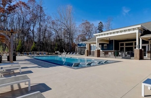 Newnan Apartment | Luxe Townhome Apt 20 Min to Airport!