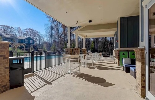 Newnan Apartment | Luxe Townhome Apt 20 Min to Airport!