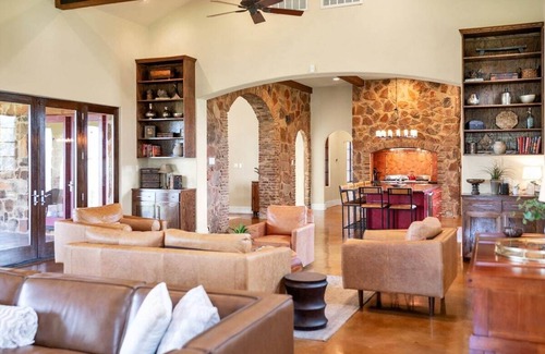 Sunset Valley Villa | Luxe Tuscan Villa on 1 Acre with Pool & Pickleball, Sleeps 18, 9 mins to DT