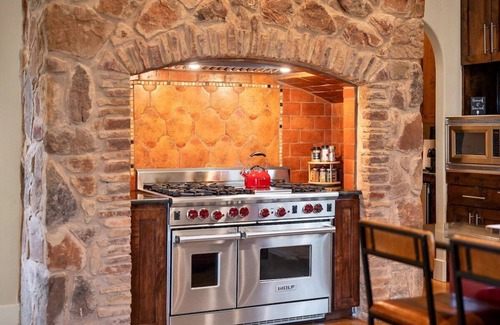 Sunset Valley Villa | Luxe Tuscan Villa on 1 Acre with Pool & Pickleball, Sleeps 18, 9 mins to DT