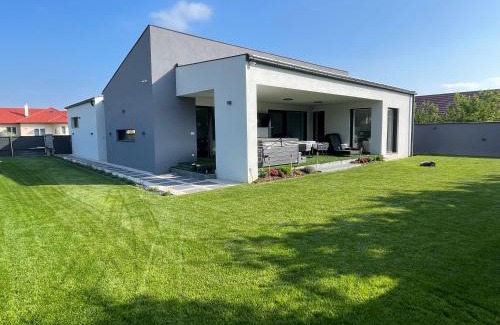 Fertoszentmiklos Villa | LuxHome by Lake Neusiedl with Jakuzzi