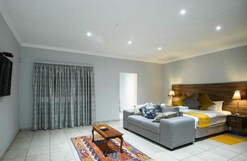 Bloemfontein House | Luxor Manor