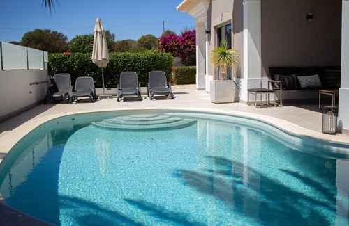 Porto de Mos Villa | Luxorious 3 bedroom villa with ensuite bathrooms overlooking Porto de Mós beach