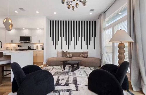 Northside House | LUXR HUB XL - 7BR Group Stay in Downtown, Stadiums