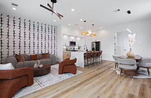 Northside House | LUXR HUB XL - 7BR Group Stay in Downtown, Stadiums