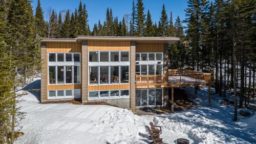 Lac-Swell Ski Chalet | Luxurious & Tranquil Nature Getaway ~ Scenic Views