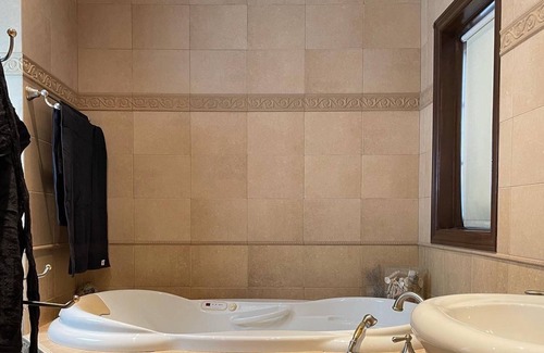 Whitchurch-Stouffville Villa | Luxurious 10 bedroom Villa w/ Indoor Pool & Hot Tub in Stouffville