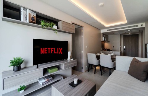 Sukhumvit Apartment | Luxurious 2BR Rooftop Pool & Gym Thong lor BTS