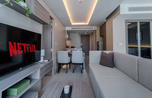 Sukhumvit Apartment | Luxurious 2BR Rooftop Pool & Gym Thong lor BTS