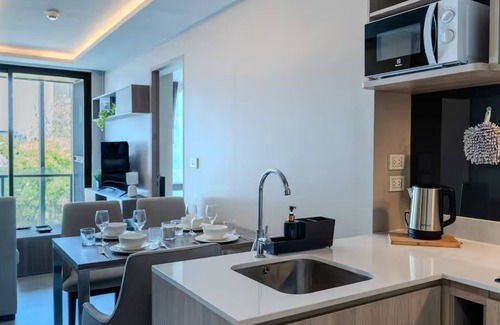 Sukhumvit Apartment | Luxurious 2BR Rooftop Pool & Gym Thong lor BTS