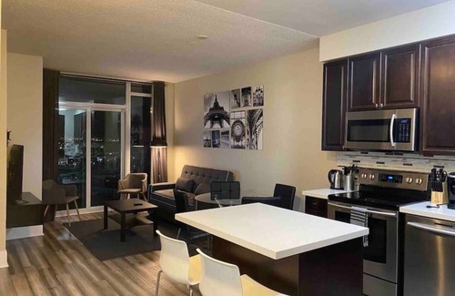Downtown Mississauga Condo | Luxurious 1 Bedroom+ Den, 1 Bath Condo/Square One