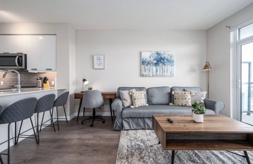 Hurontario Condo | Luxurious 1+Den, 1 Bath Condo, Parking, City View