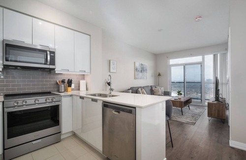 Hurontario Condo | Luxurious 1+Den, 1 Bath Condo, Parking, City View