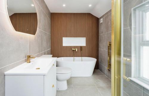 Five Oak Green House | Luxurious 10-Person Modern House with Garden in Central Tonbridge
