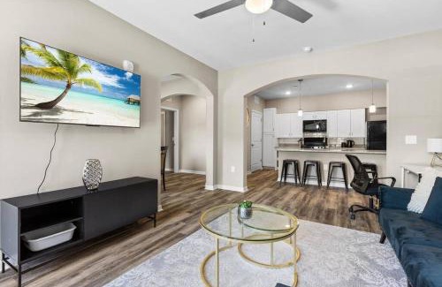 Melbourne Apartment | Luxurious 2/2 Condo with Pool, Gym and Laundry