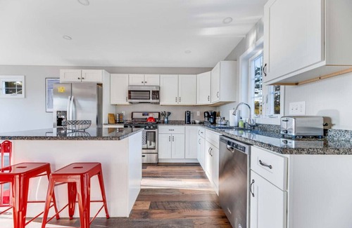 Old Orchard Beach Apartment | Luxurious 2-BR Condo: King Bed w/Workstation