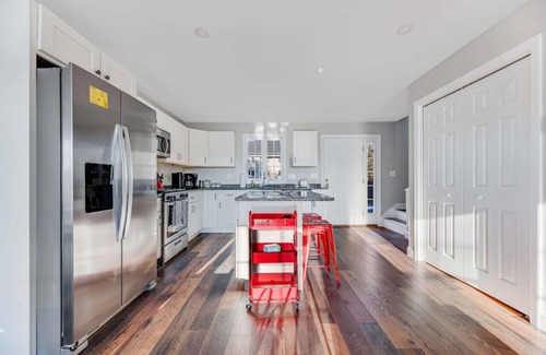 Old Orchard Beach Apartment | Luxurious 2-BR Condo: King Bed w/Workstation