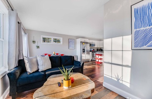 Old Orchard Beach Apartment | Luxurious 2-BR Condo: King Bed w/Workstation