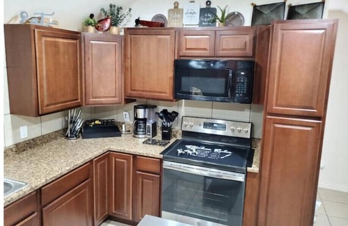 Pearland Apartment | Luxurious 2 Bdrm Garage Apartment - Convenient 2 Downtown Houston
